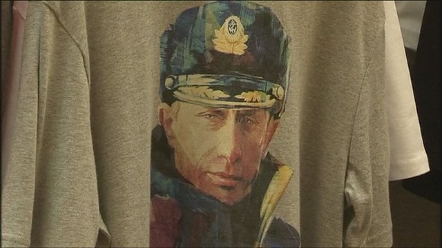 Maskvoje šluojami V. Putinui skirti dizainerių marškinėliai