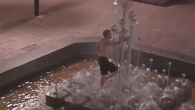 Neblaivus olandas Kauno centre nusitaikė į fontano burbulą