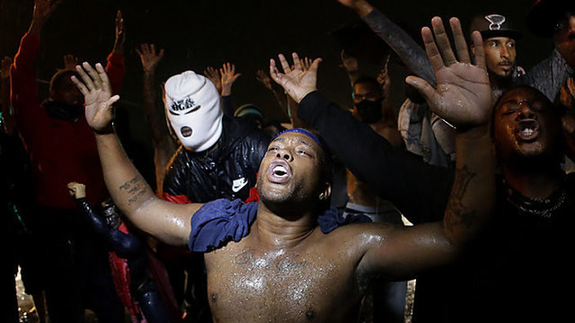 Įsiutę riaušininkai Fergusone nepaiso komendanto valandos