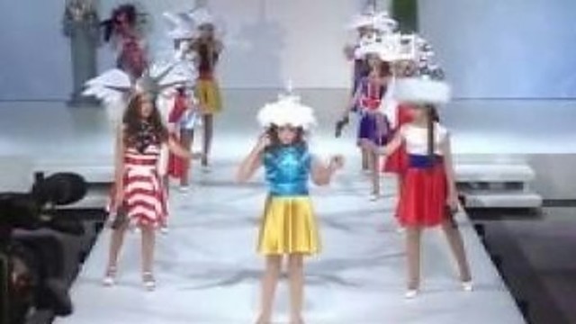 Maskvoje mergaitė su Ukrainos spalvų suknele vaidino savižudybę