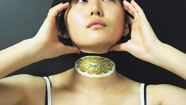 Japonė meninkė šokiruoja piešiniais ant kūno