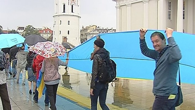 Katedros aikštėje ištiesta milžiniška Ukrainos vėliava