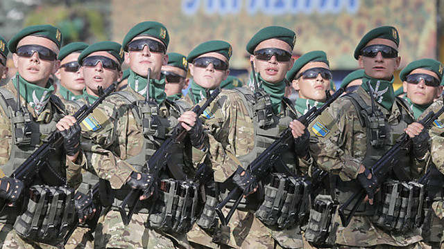 Ukrainos valdžia gyventojų dvasią kėlė kariniu paradu