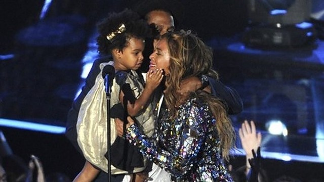Beyonce pravirkdė apdovanojimas, įteiktas sutuoktinio ir dukros