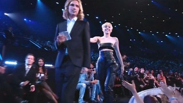 MTV apdovanojimuose Miley Cyrus statulėlę atsiėmė benamis