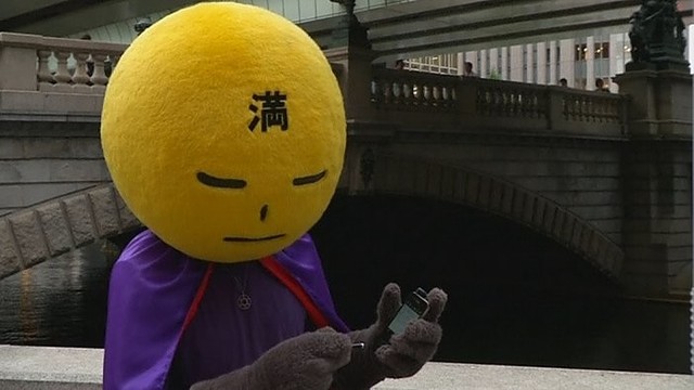 Tokijo gyventojus stebina gatves šluojantis super herojus