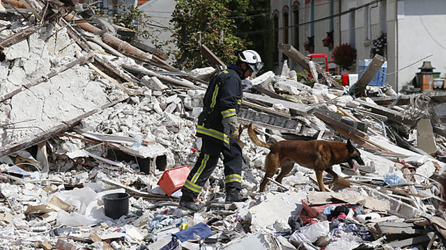 Paryžiuje sprogimas sugriovė namą su gyventojais iki pamatų
