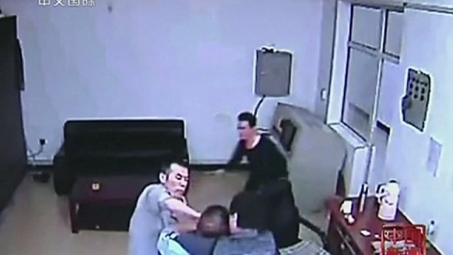Apsaugos darbuotoją nužudę trys kinai pabėgo iš sulaikymo centro