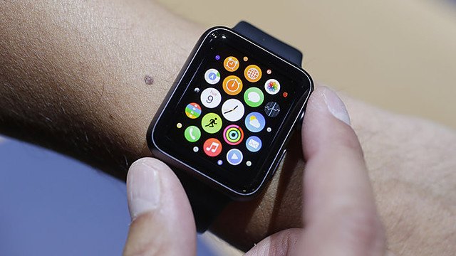 „Apple“ pristatė išmanųjį laikrodį ir didesnius „iPhone“