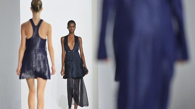 „Calvin Klein“ kolekcija – moteriški rūbai, įkvėpti vyriškumo