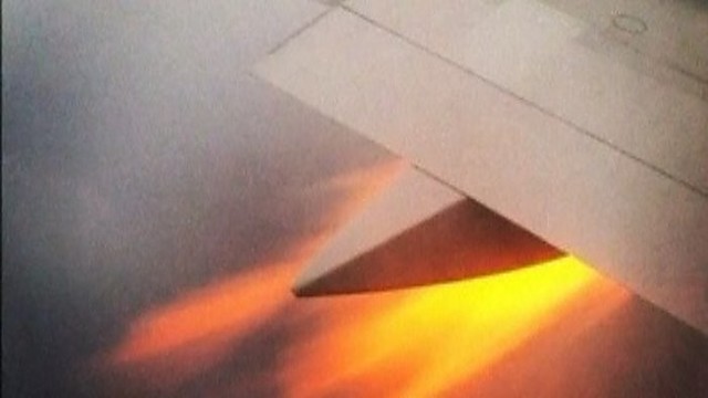 Lėktuvo keleivė nustėro nufilmavusi liepsnas iš variklio