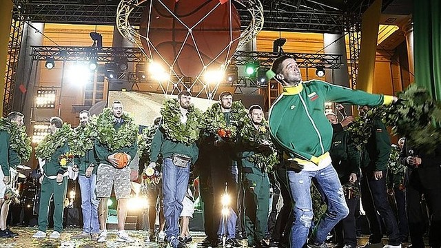 Lietuvos krepšinio rinktinę sirgaliai pasitiko kaip čempionę