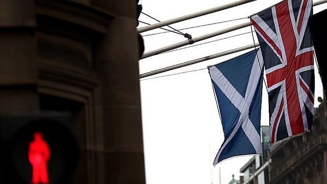 Škotų referendumas britų valdžią verčia daryti nuolaidas