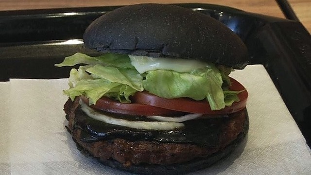 Juodas kaip anglis burgeris – kulinarijos šedevras