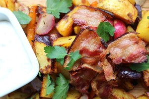 Keptos daržovės su šonine ir fetos padažu