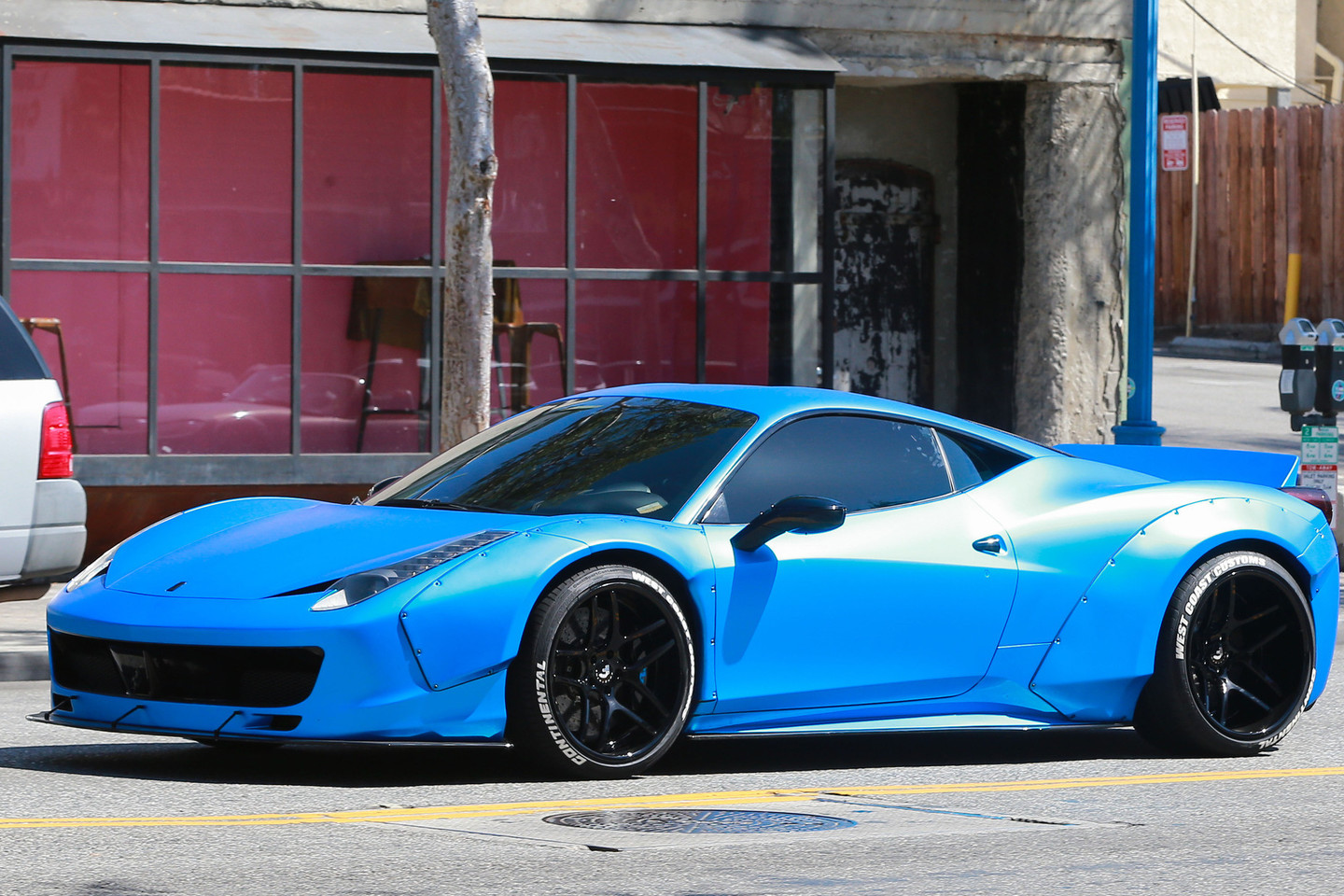 J.Bieberis parduoda savo ryškiai mėlyną „Ferrari“.<br>VidaPress nuotr.
