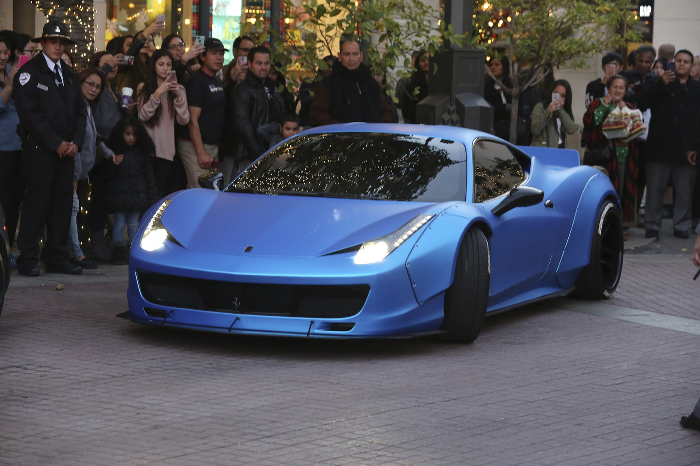 J.Bieberis parduoda savo ryškiai mėlyną „Ferrari“.<br>VidaPress nuotr.
