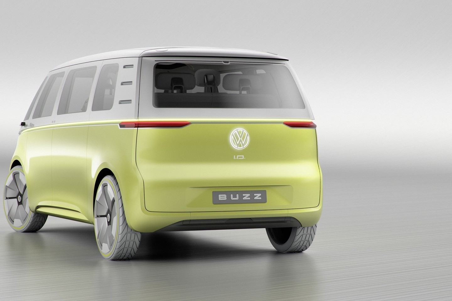 „Volkswagen I.D. Buzz“ koncepcinis modelis – dar viena užuomina apie kultinio mikroautobuso atgimimą.<br>Gamintojo nuotr.