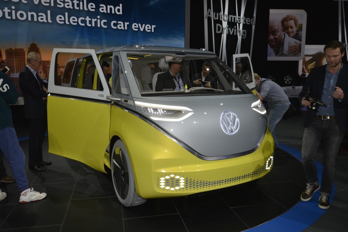 „Volkswagen I.D. Buzz“ – dar viena užuomina apie kultinio mikroautobuso atgimimą.<br>newspress.co.uk nuotr.