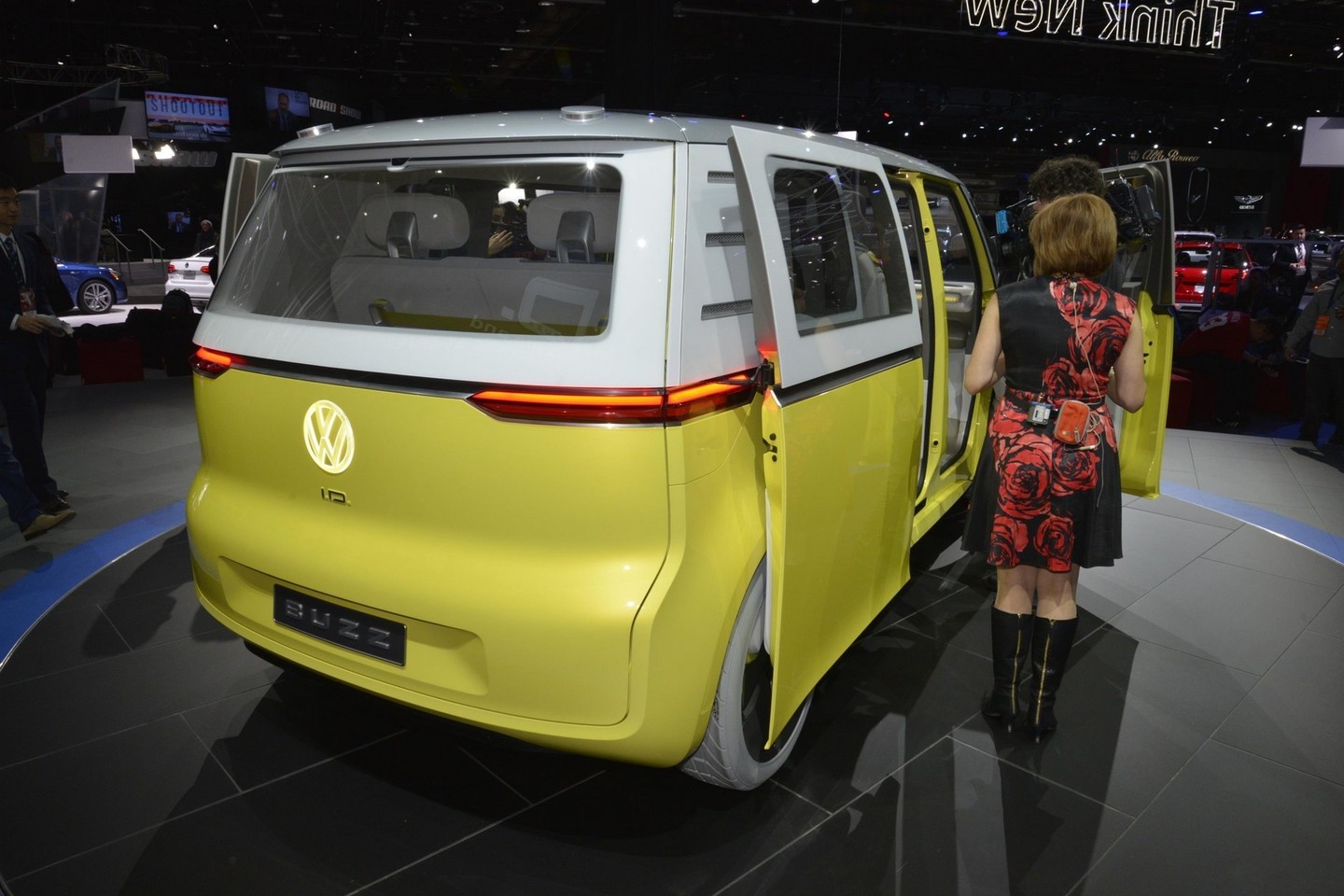„Volkswagen I.D. Buzz“ – dar viena užuomina apie kultinio mikroautobuso atgimimą.<br>newspress.co.uk nuotr.