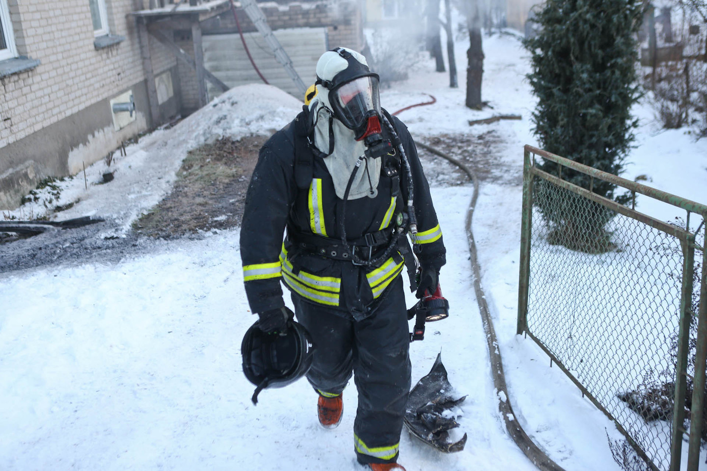 Bute kilus gaisrui dūmais apsinuodijo šeimininkas, evakuota 12 žmonių.<br>G.Bitvinsko asociatyvi nuotr.