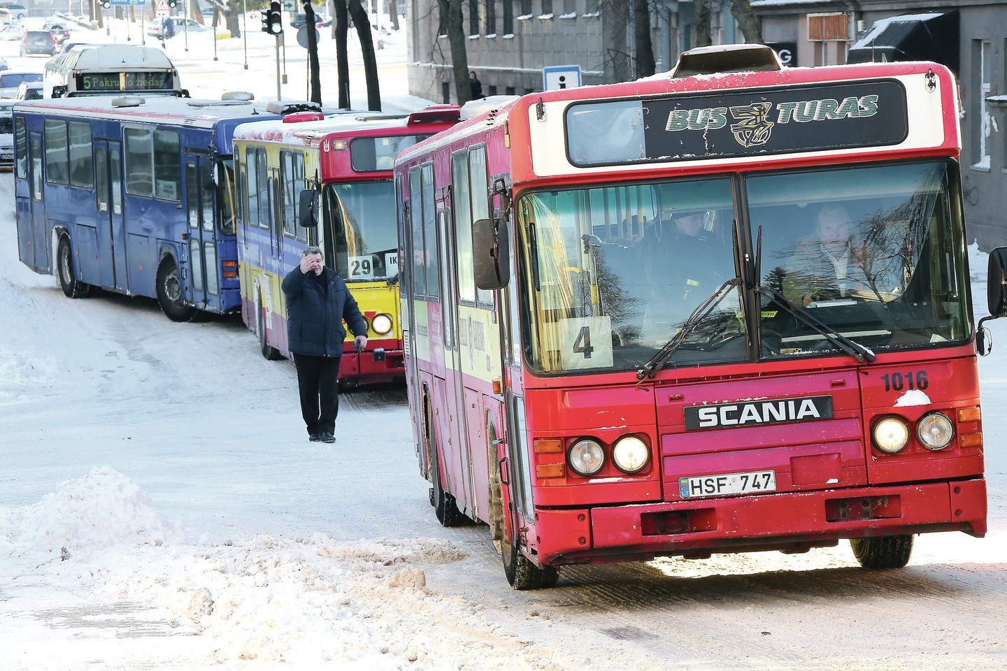 Laiku nenuvalytose Šiaulių gatvėse suplūktas sniegas netruko virsti ledu.<br>G.Šiupario nuotr.