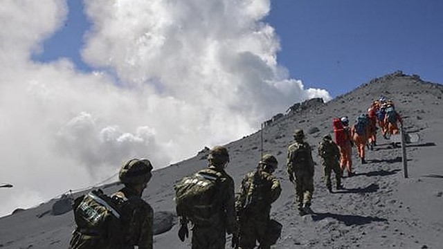 Nerimstantis Japonijos ugnikalnis stabdo aukų paiešką