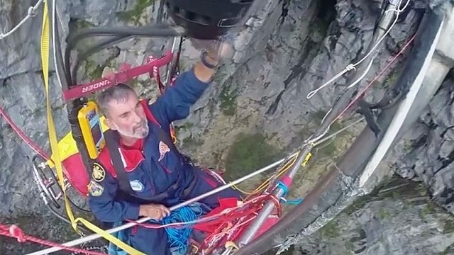 Sepyniasdešimtmetis oro balionu nusileido į 200 metrų gylio olą
