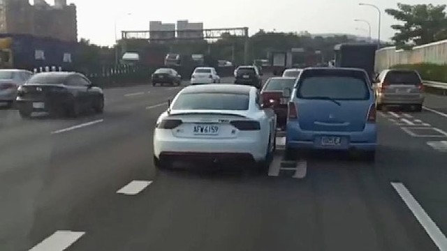 Du automobiliai vienoje eismo juostoje – kaip ožiai ant tilto