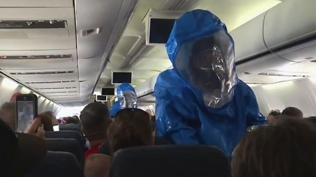 Štai kas nutinka, kai lėktuve pajuokauji apie Ebolą