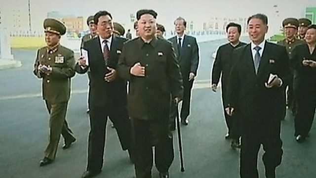 Ramsčiuodamasis lazda Kim Jong-unas pasirodė viešumoje