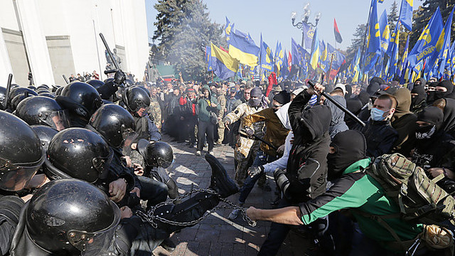 Kijeve prie parlamento – nacionalistų mūšiai su riaušių milicija