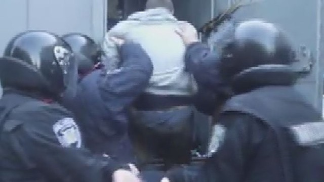 Kijevas kaista: kilo susirėmimai prie Ukrainos parlamento