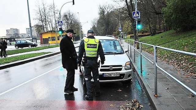 Vilniuje automobilis partrenkė į mokyklą skubėjusį vaiką