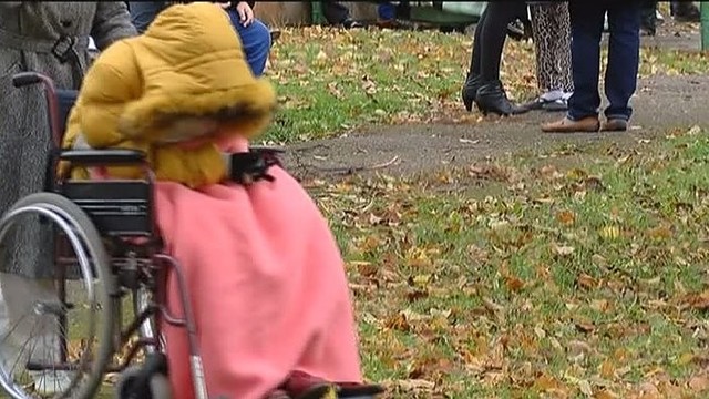 Neįgalūs vaikai šalo lauke dėl melagingo sprogdintojo skambučio
