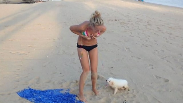 Paplūdimyje šuo iškrėtė pikantišką pokštą merginai