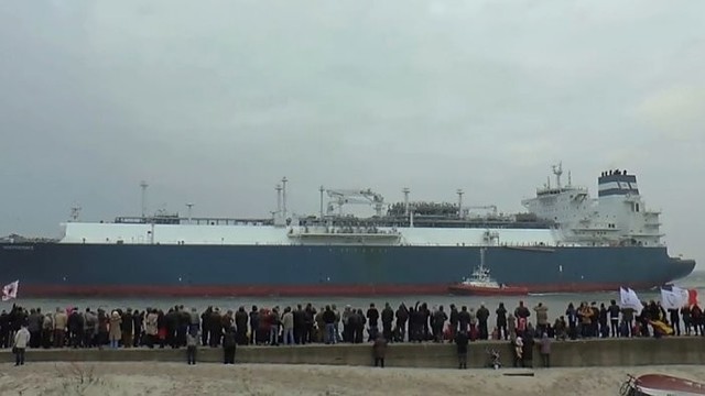 Žiūrovo vaizdo įraše – į Klaipėdą įplaukiantis laivas-saugykla