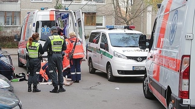 Vilniuje vyras sužeidė žmoną, subadė kaimyną, o sulaikytas mirė