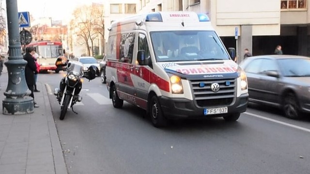 Vilniuje – troleibusą lenkusios motociklininkės sukelta avarija