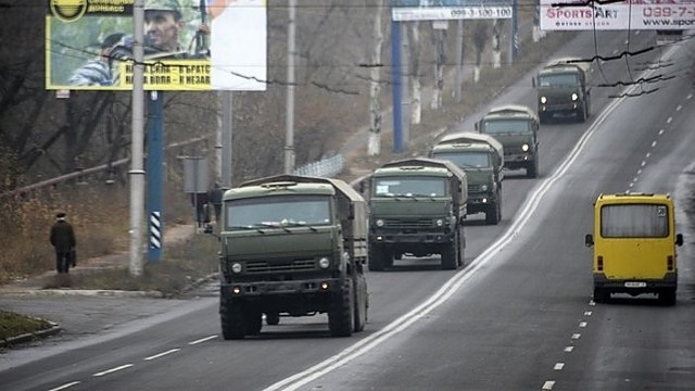 Rytų Ukrainoje – karinių automobilių kolona
