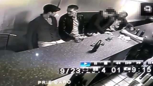 Klaipėdos bare nufilmuota, kaip buvo apvogtas girtas vyras