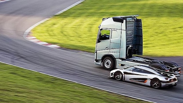 Sunkvežimio ir superautomobilio lenktynėse – netikėtas finišas
