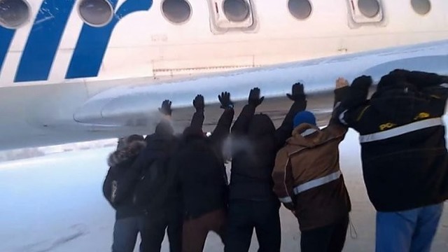 Kai rusai labai nori namo, gali net pastumti prišalusį lėktuvą