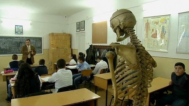 Šiurpus buvusio mokytojo skeletas rumunų negąsdina