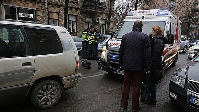 Vilniaus centre automobilis „Renault“ partrenkė moterį