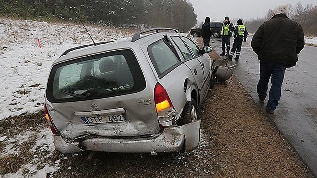 Vilniaus r. avariją sukėlęs „VW Golf“ spruko, nukentėjo senolė