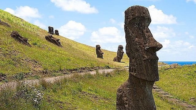 Velykų salos paslaptis saugo 900 milžiniškų statulų