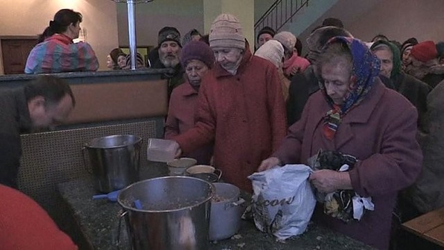 Kol V. Putinas derasi, žmonės Rytų Ukrainoje nebeturi ką valgyti
