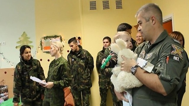 Šiaulių kūdikių namams – NATO karių ir policininkų dovanos