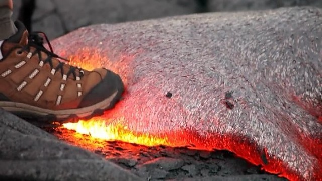 Beprotiškas eksperimentas: kas nutinka užlipus ant lavos?